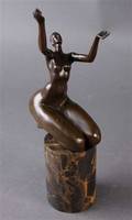 Abstrakt figur af patineret bronce