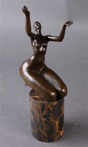 Abstrakt figur af patineret bronce