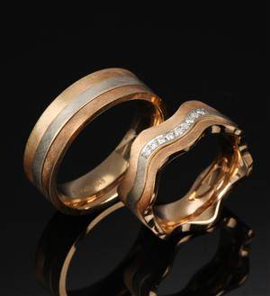 Et par ringe af 14 kt. guld og hvidguld, den ene med brillanter. 2