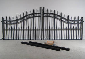 Dobbeltlåget port af sortlakeret aluminium