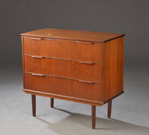 Møbelproducent. Kommode af teaktræ