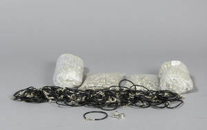 Samling bijouteri bl.a. armbånd  charms ca. 900