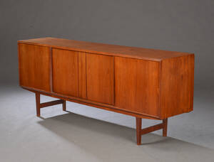 Dansk møbelproducent. Lav skænk af teaktræ