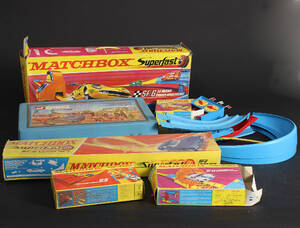 Corgi og Matchbox. Taske, Modelbiler m.m. 