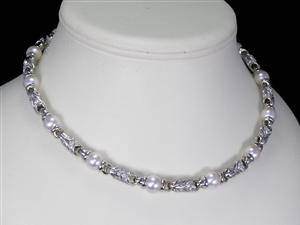 Bulgari Passo Doppio, collier i vitguld med pärlor och briljantslipade diamanter