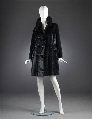 Jakke af sort sælskind, str. 38