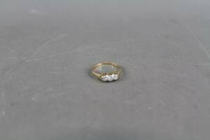 Ring i guld 18 k med 3 st vita stenar