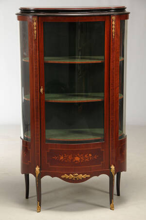 Vitrineskab af rosentræ, Louis XV stil