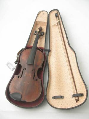 Fiol med stråke, i fodral