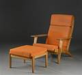 Hans J. Wegner. Lænestol med skammel, model GE-290A 3