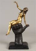 Figur af bronze forestillende ung kvinde