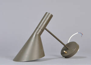 Væglampe, Louis Poulsen, AJ-væglampe af Arne Jacobsen