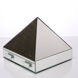 Smyckesskrin i form av pyramid