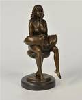 Bronzefigur, siddende kvinde