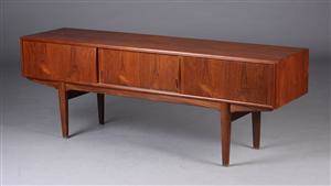 Dansk møbelproducent. Lav skænk, teaktræ 