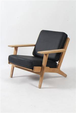 Hans J. Wegner. Lænestol model GE-290 