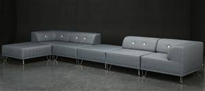 Nomad DOT Large, modul hjørnesofa betrukket lys gråt møbelstof med lyse læderknapper 