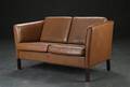 To-personers sofa, brunt læder, dansk møbelproducent