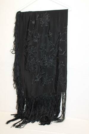 SVART BRODERAD DUK, 140 X 140 FRANS
