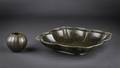 Just Andersen. Fad og vase af patineret bronze