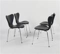 Arne Jacobsen. Sæt på fire stole syveren , model 31074