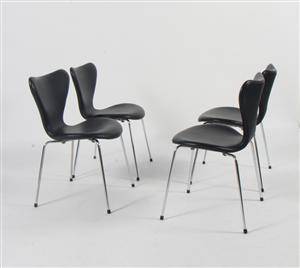 Arne Jacobsen. Sæt på fire stole syveren , model 31074