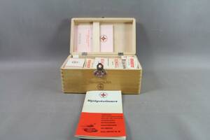 Förbandslåda i trä med innehåll