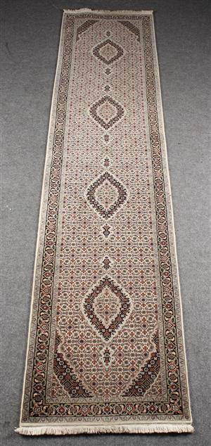 Indisk Tabriz løber, 347 x 180 cm.
