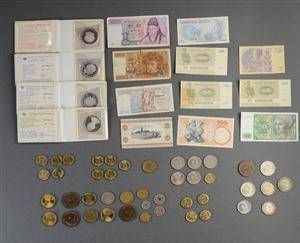 Samling mønter og pengesedler