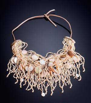 Gerda Lynggaard for Monies, Perlehalskæde med skindrem