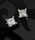 Et par solitaire ørestikker med to princess-cut diamanter, i alt ca. 0.90 ct. 2