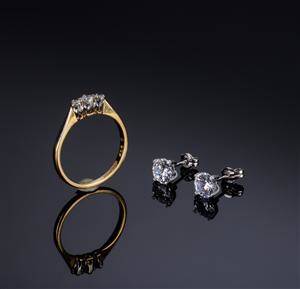 Ring af guld med diamanter samt ørestikker af guld med Cubic Zirkonia3