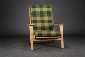 Hans J. Wegner. Højrygget lænestol af eg, model GE-290  