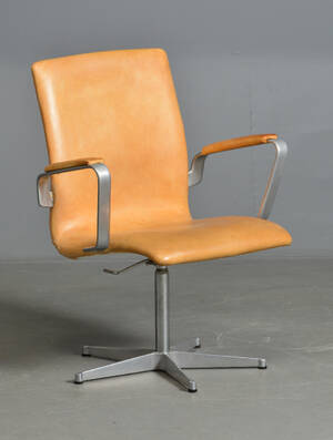 Arne Jacobsen. Oxford kontorstol m. cognacfarvet læder, Fritz Hansen 1975