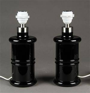 Sidser Werner for Holmegaard. To Apoteker bordlamper af sort opalglas, stor model 2