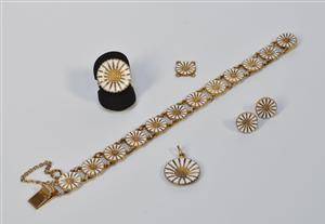 Margurit smykkesæt af forgyldt sterlingsølv, metal og hvid emalje. 5