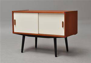 Dansk møbelproducent. Lav skænk af fineret teak