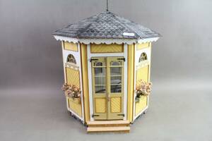 Bordslampatittskåp i trä 