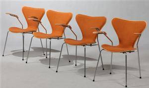 Arne Jacobsen. Sæt på fire syver armstole model 3207 4.
