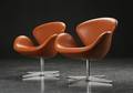 Arne Jacobsen. Par Svane lænestole, cognacfarvet læder 2