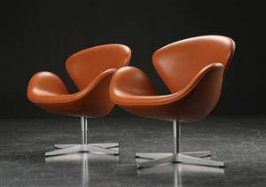 Arne Jacobsen. Par Svane lænestole, cognacfarvet læder 2