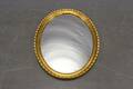 Spegel med förgylld träram 