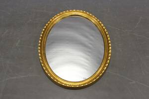Spegel med förgylld träram 