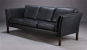 Dansk møbelproducent. Tre-pers. sofa, sort læder