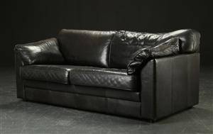 Trepersoner sofa i sort læder, dansk møbelproducent
