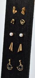 Fem par ørestikker af 8 og 14 kt. guld. 10