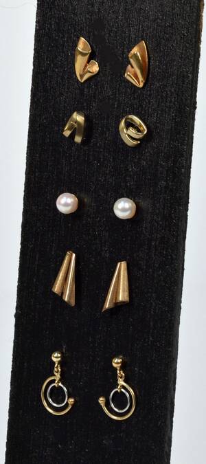 Fem par ørestikker af 8 og 14 kt. guld. 10