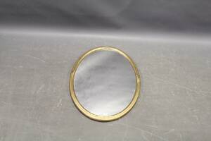 Spegel med guldfärgad träram