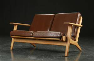 Hans J. Wegner. To-pers. sofa af eg, model GE-2902