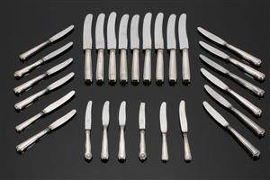 Samling diverse knive med sølvskæfter 27.